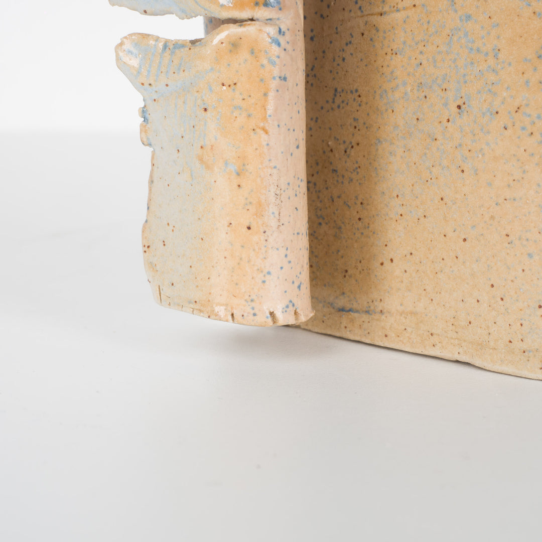 Handgemaakt smal keramisch vaasje – lichtblauw en beige, ophangbaar