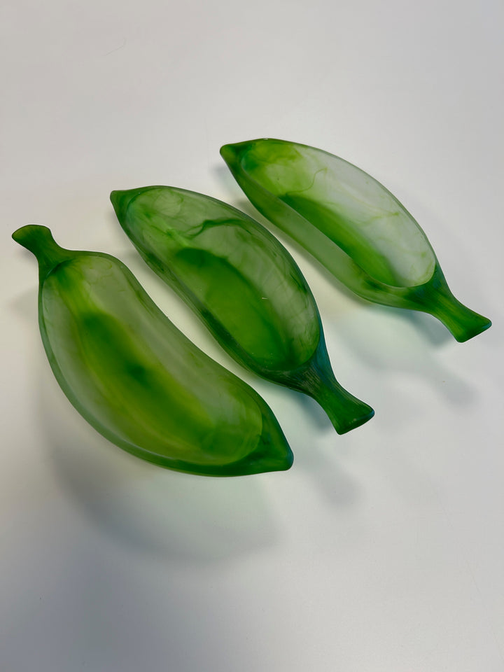 Set van 3 vintage Franse glazen schaaltjes in blad-/peulvorm – groen matglas – 26 x 8 x 4,5 cm