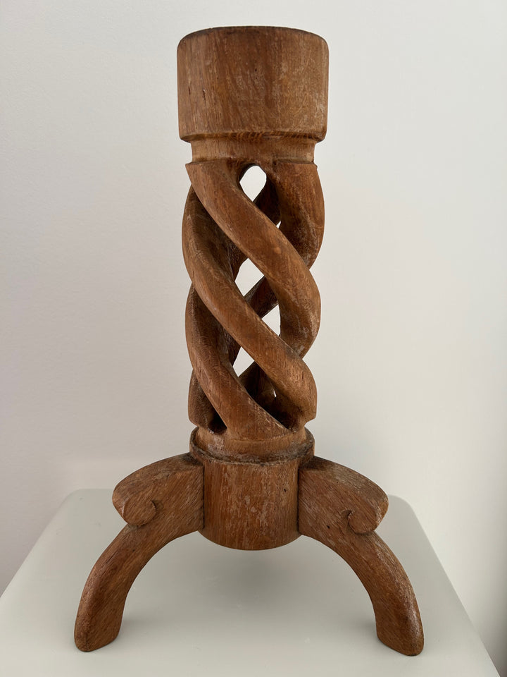 Gedraaide Tijd – Vintage Houten Kandelaar met Ziel