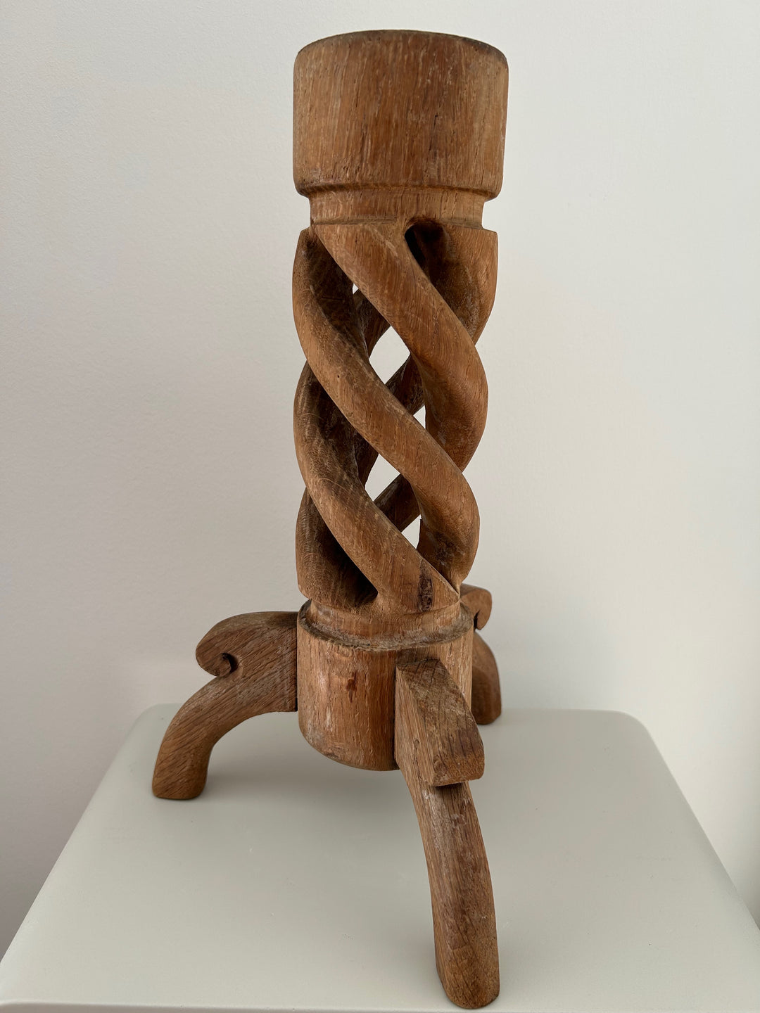 Gedraaide Tijd – Vintage Houten Kandelaar met Ziel