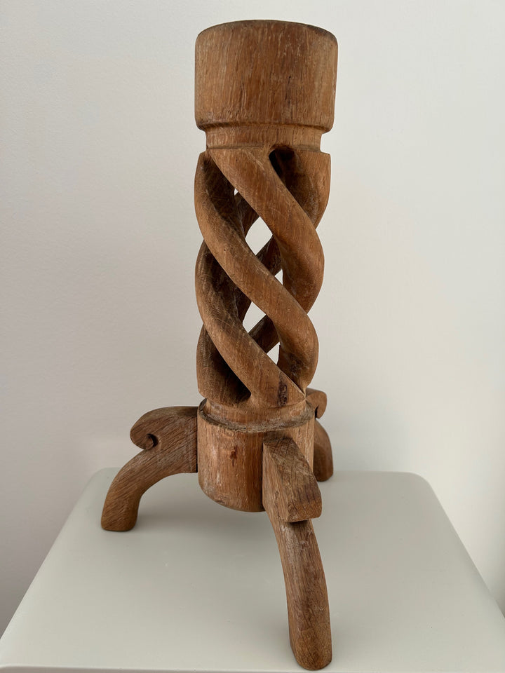 Gedraaide Tijd – Vintage Houten Kandelaar met Ziel
