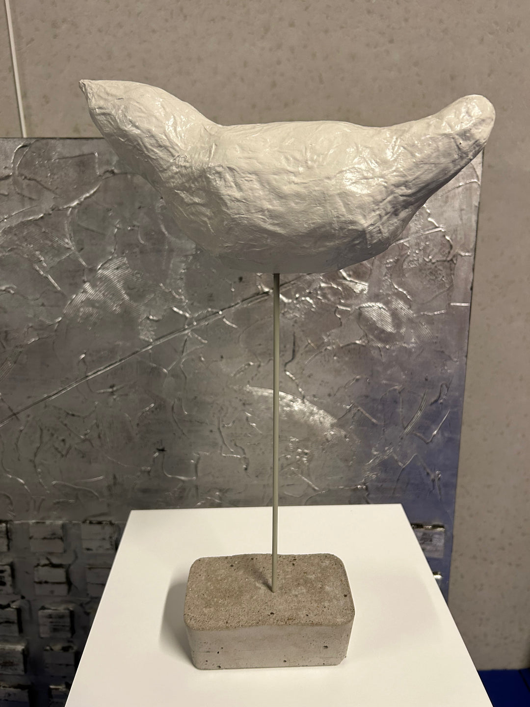 Mooie vogel in papier maché op betonnen sokkel (2)