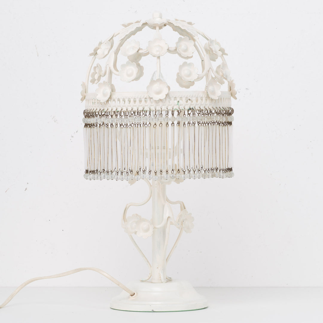 Vintage witte smeedijzeren lamp – romantisch bloemmotief met glaskralen